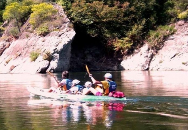  Canoe individuali nel fiume 